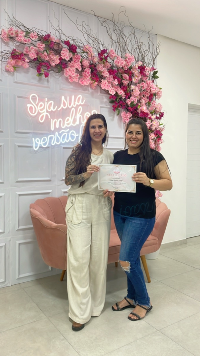 Aluna formada no Studio Val Pinheiro com o certificado