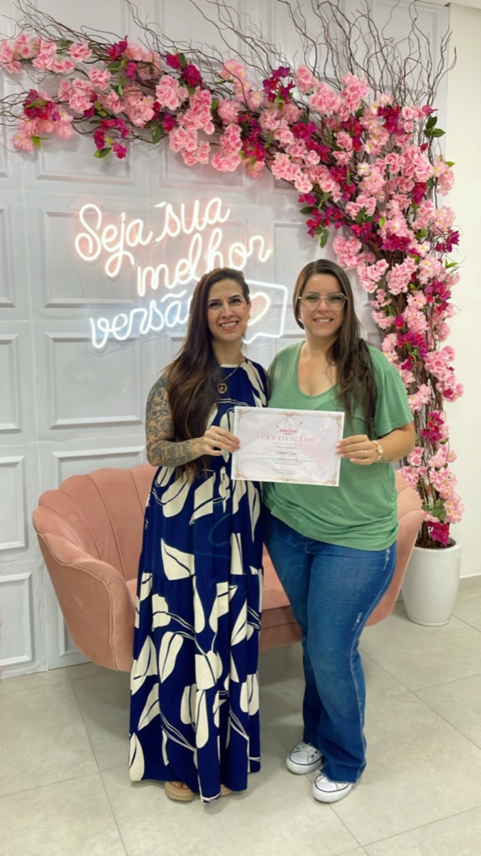 Aluna formada no Studio Val Pinheiro com o certificado