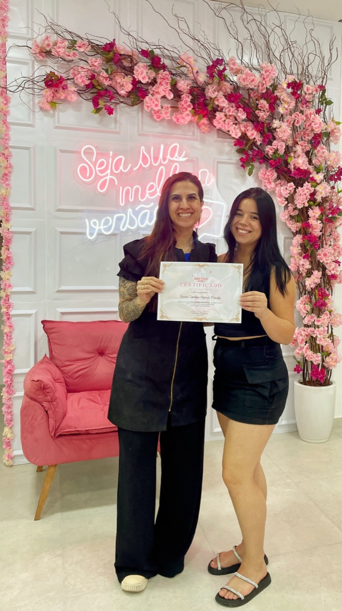 Aluna formada no Studio Val Pinheiro com o certificado