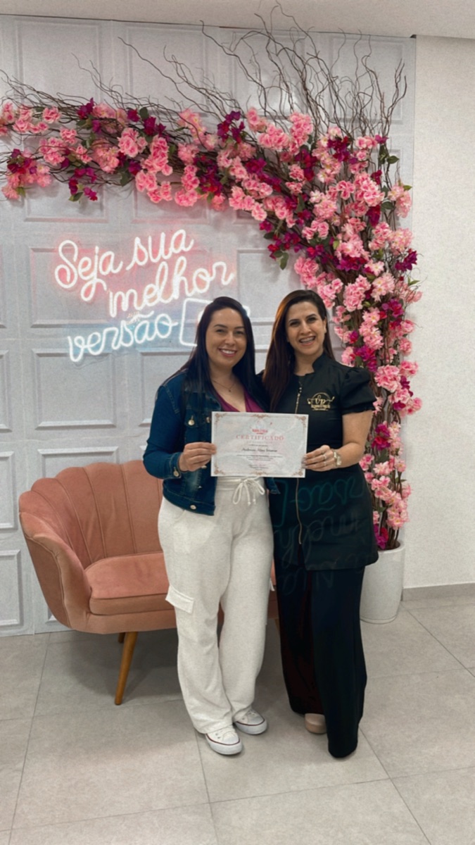 Aluna formada no Studio Val Pinheiro com o certificado