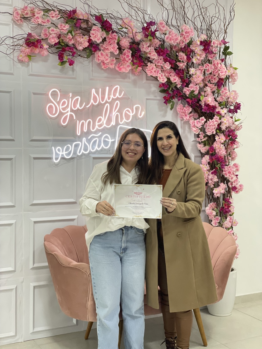Aluna formada no Studio Val Pinheiro com o certificado