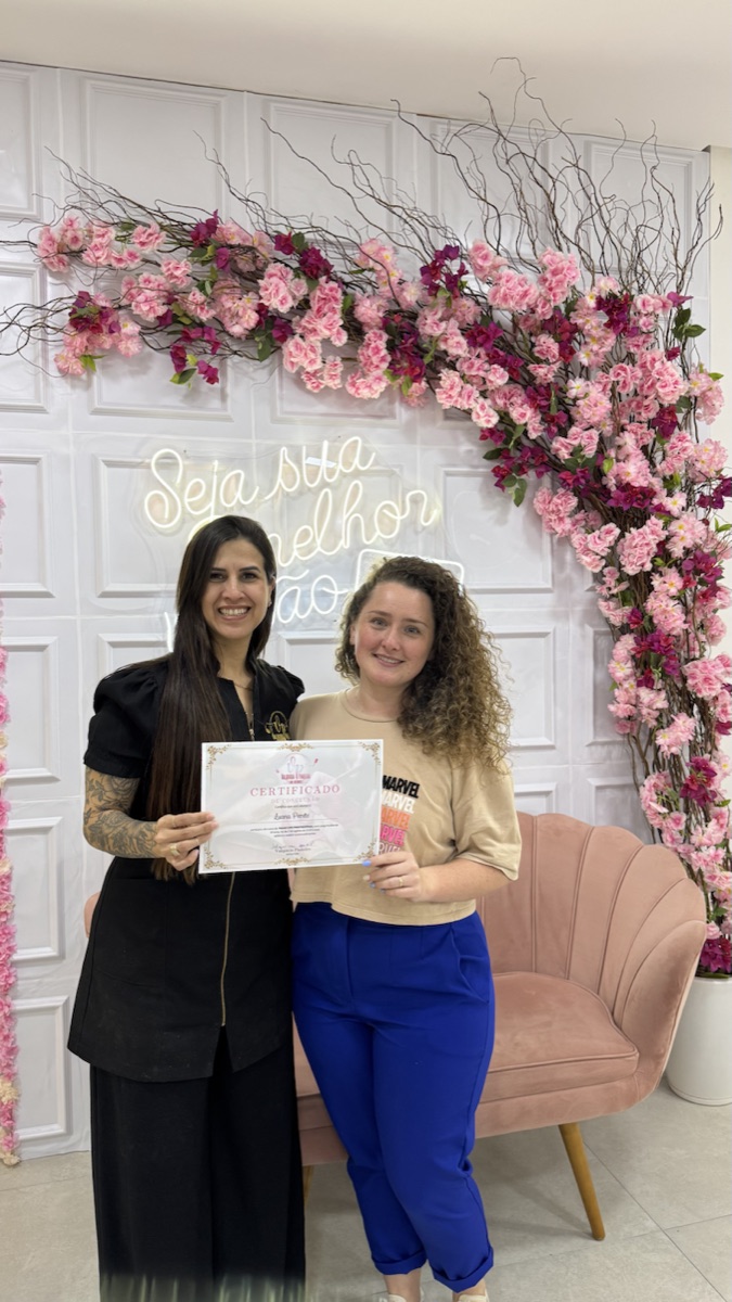 Aluna formada no Studio Val Pinheiro com o certificado