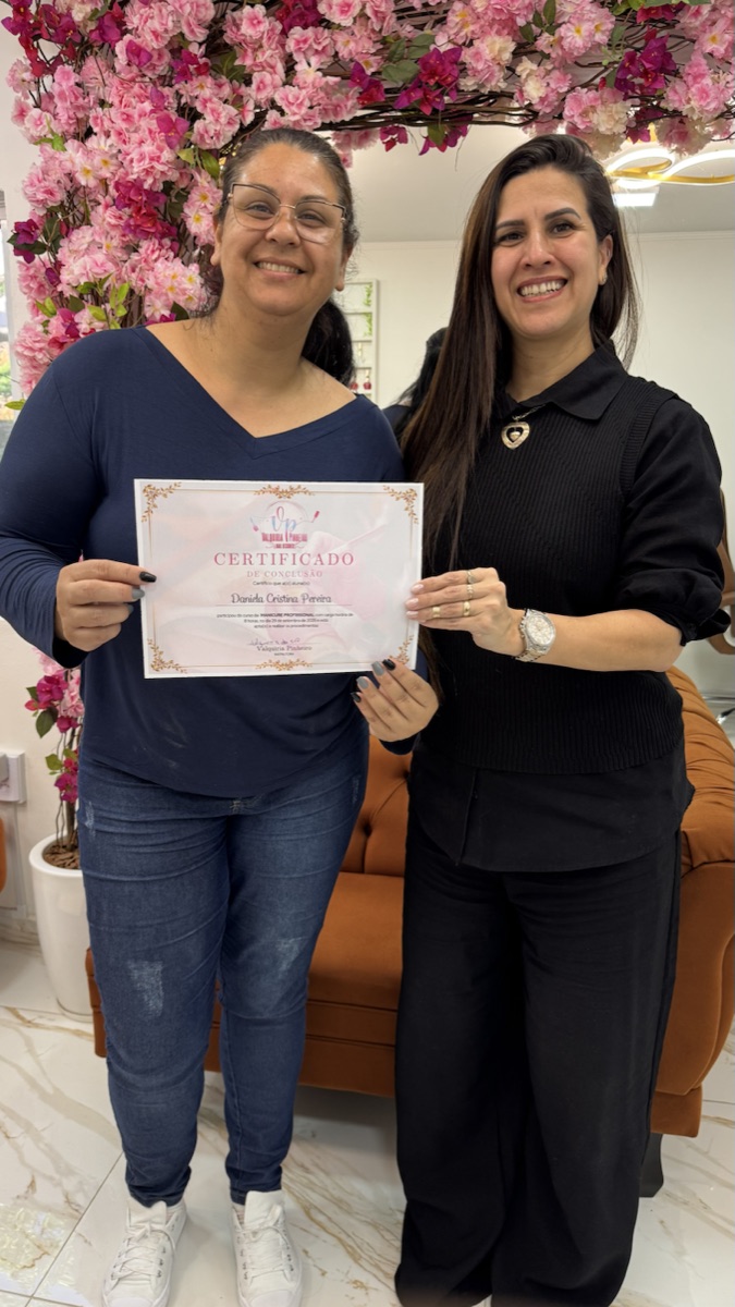 Aluna formada no Studio Val Pinheiro com o certificado
