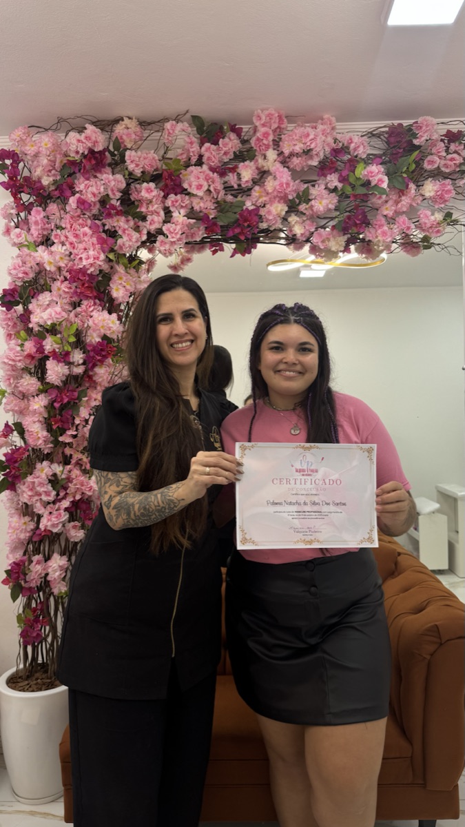 Aluna formada no Studio Val Pinheiro com o certificado