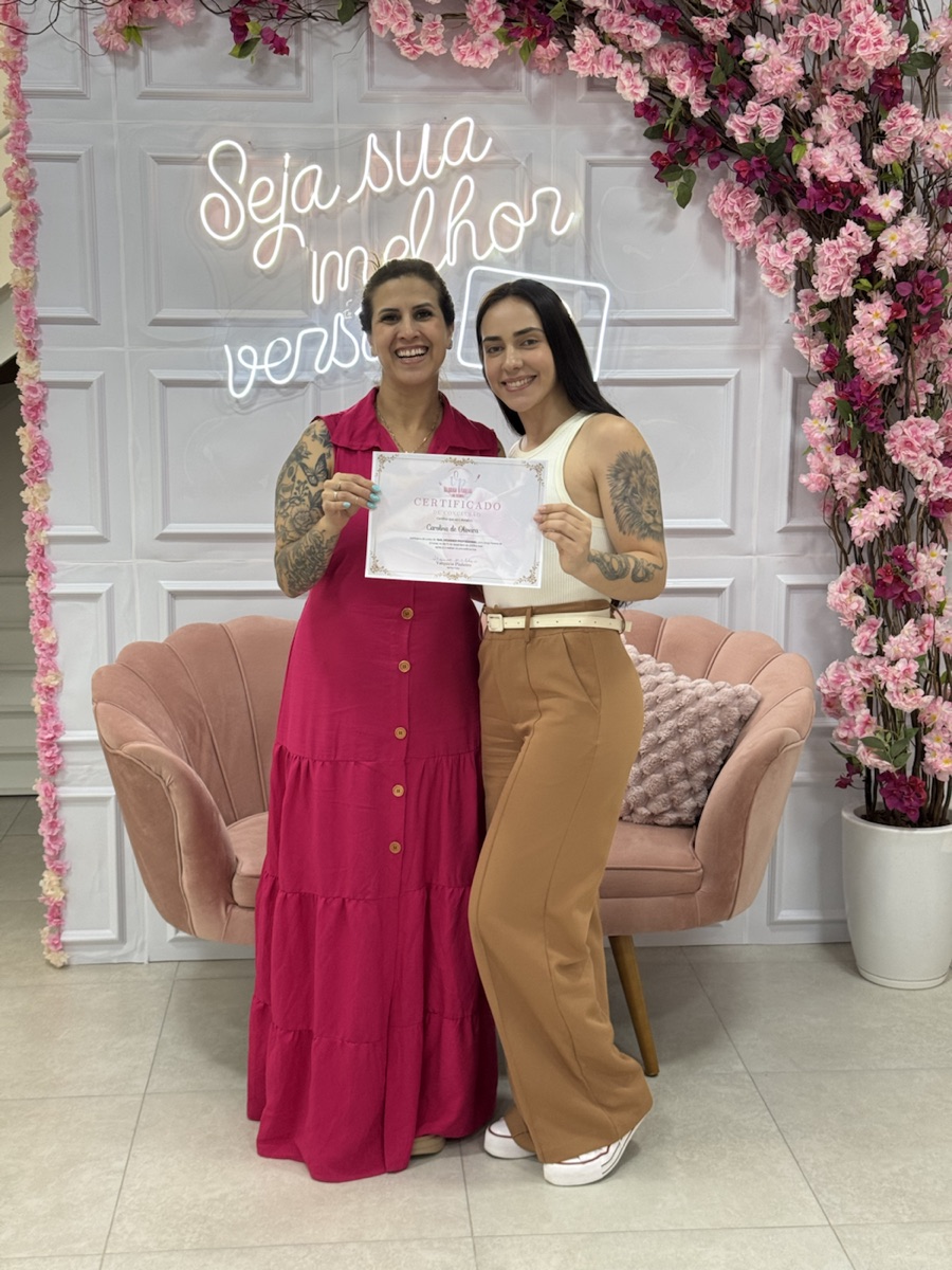 Aluna formada no Studio Val Pinheiro com o certificado