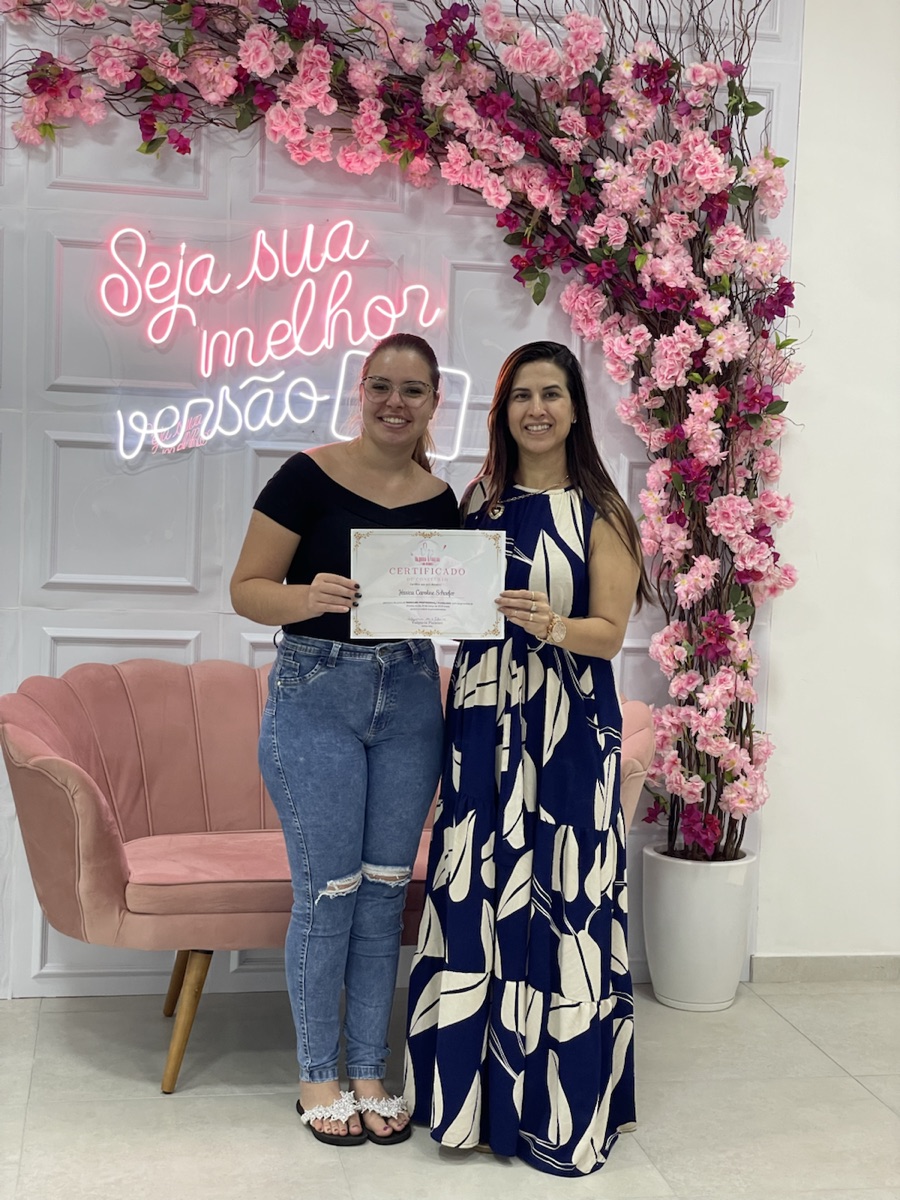 Aluna formada no Studio Val Pinheiro com o certificado