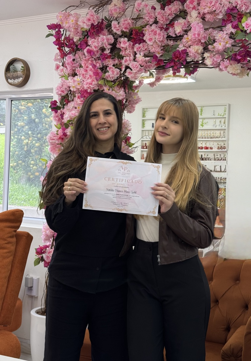 Aluna formada no Studio Val Pinheiro com o certificado