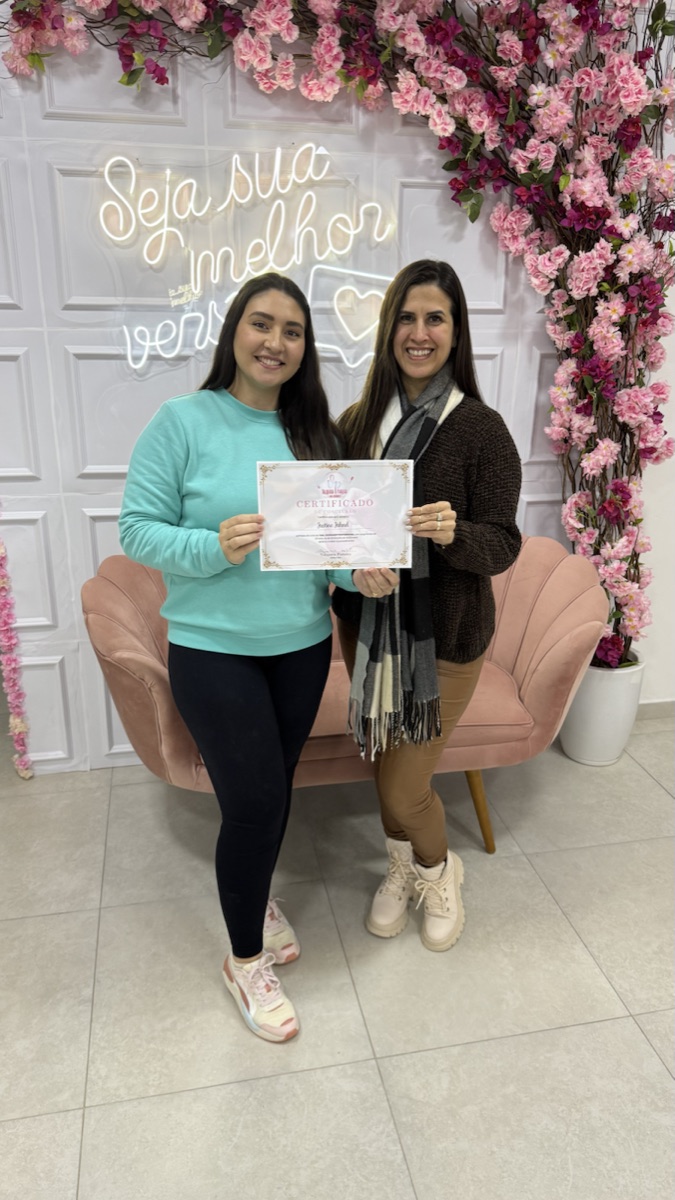 Aluna formada no Studio Val Pinheiro com o certificado